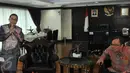 Ketua MPR RI Zulkifli Hasan (kiri) bersama Menkeu Bambang Brodjonegoro menyapa wartawan di Gedung MPR/DPR/DPD RI, Jakarta, Kamis (23/7/2015). Keduanya melakukan halal bilahal sekaligus membahas RUU APBN 2015. (Liputan6.com/Herman Zakharia)