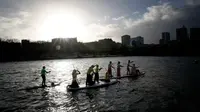 Peserta mengambil bagian dalam Nautic Paddle Race menyeberangi sungai Seine di Paris, Minggu (9/12). Sekitar 800 orang mengikuti lomba dayung sambil berdiri terbesar di dunia sejauh 11 km menyeberangi sungai Seine. (AP /Christophe Ena)