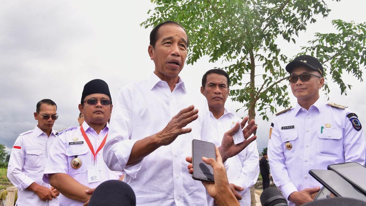 Jokowi mengaku jika nantinya produktivitas pertanian Sulsel meningkat, akan menjadi keuntungan bagi petani.<br>