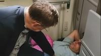 Aksi Heroik Menteri Kesehatan Rusia Mikhail Murashko, Bantu Penumpang Pesawat yang Alami Krisis Hipertensi. Foto: Tiktok GGTN Europe.