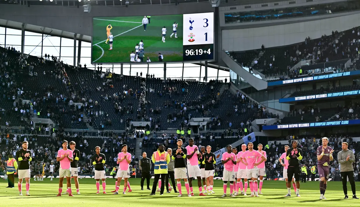 Kekalahan itu jadi petaka buat tim berjulukan The Saints tersebut. Southampton harus turun kasta pada musim depan ke Championship. (AFP/Glyn Kirk)