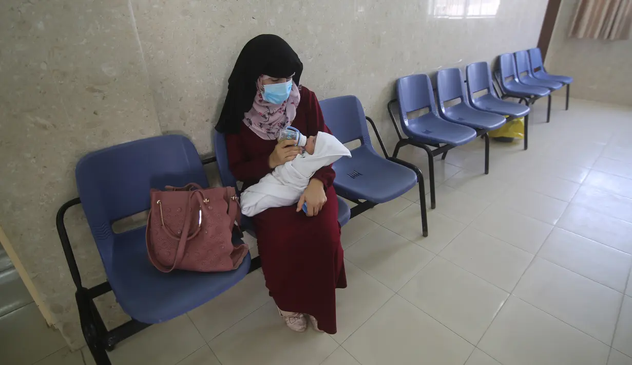 <p>Seorang wanita Palestina menunggu bayinya divaksinasi di sebuah pusat layanan kesehatan saat pemberlakuan lockdown di Kota Rafah, Jalur Gaza, 9 September 2020. (Xinhua/Khaled Omar)</p>