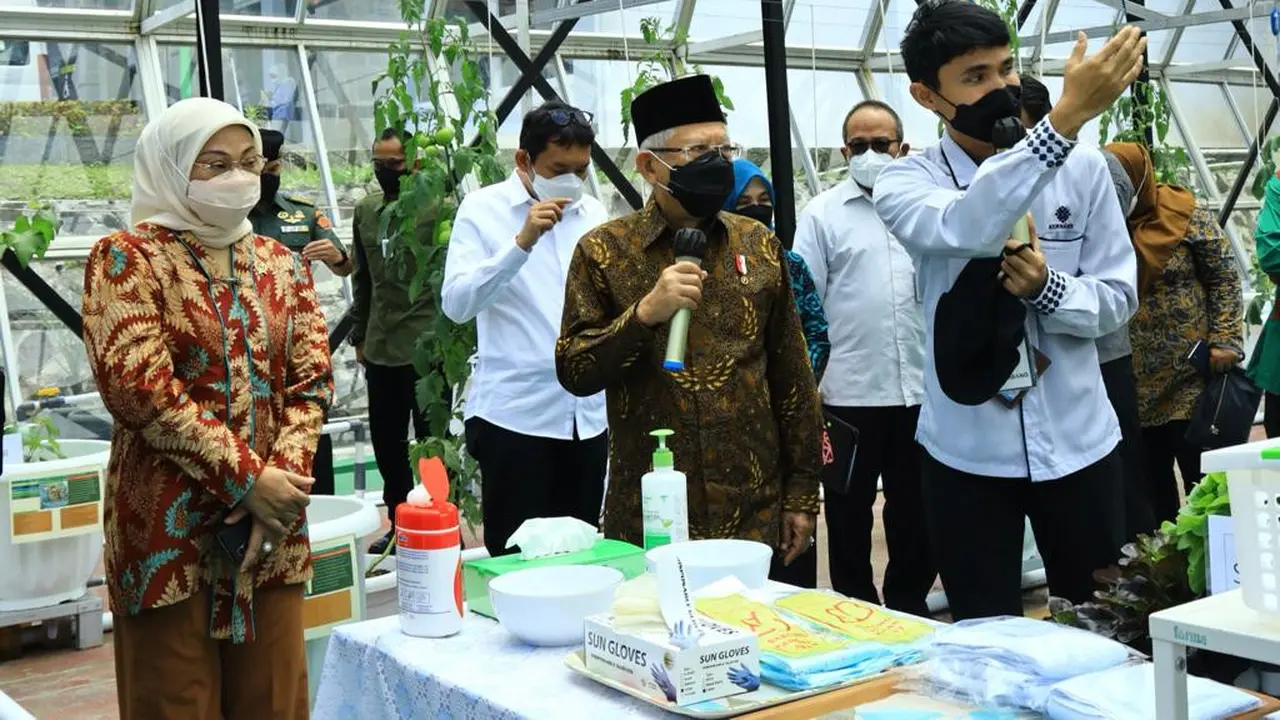 Menaker Ida Fauziyah, saat mendampingi Wakil Presiden RI, K.H. Ma'ruf Amin meninjau Balai Pelatihan Vokasi dan Produktivitas (BPVP) di Cikole Lembang