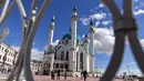 Wisatawan mengunjungi masjid Kul-Sharif di Kazan, Rusia, 9 Juni 2018. Masjid yang terletak pusat kota Kazan, ibu kota Republik Tatarstan ini merupakan salah satu masjid yang terindah di dunia. (AFP PHOTO/SAEED KHAN)
