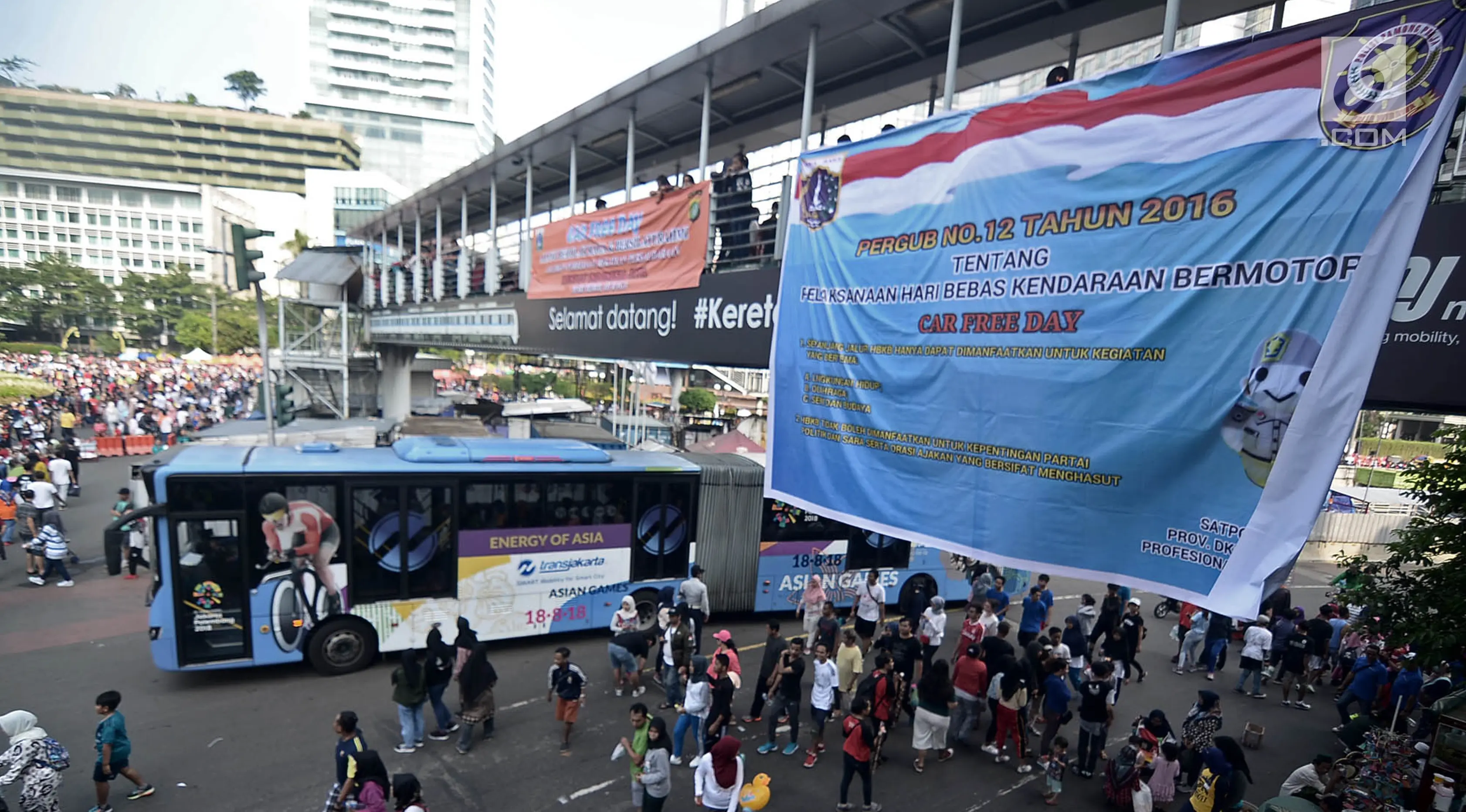 Spanduk sosialisasi Pergub No.12 Tahun 2016 tentang Pelaksanaan Hari Bebas Kendaraan Bermotor atau car free day (CFD) terpampang di kawasan Bundaran HI, Jakarta, Minggu (6/5). (Merdeka.com/Iqbal Nugroho)