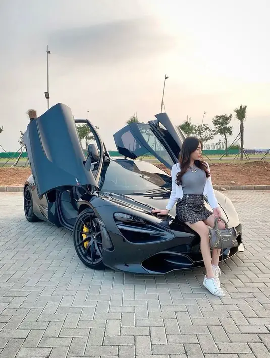 Memiliki followers mencapai lebih 59 ribu, Ayu Thalia kerap mengunggah potret dirinya dengan gaya yang mewah, salah satunya dengan mobil sport. (Instagram/thata_anma).