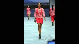 Model berjalan membawakan busana rancangan Priscilla Saputro yang bertema 'Novum Etno: Colorful Banyuwangi' pada ajang Indonesia Fashion Week 2015 di JCC Senayan, Jakarta, Sabtu (28/2). (Liputan6.com/Panji Diksana)