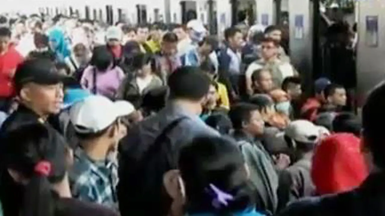 Penyesuaian Jadwal KRL Buat Ratusan Penumpang KRL Menumpuk