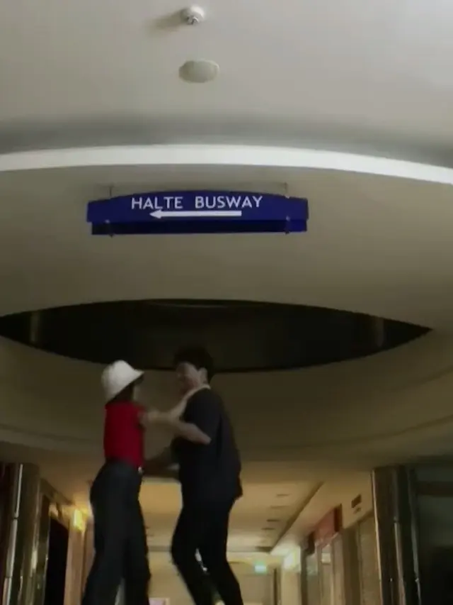 Fuji dan Thariq Dansa di Halte Bus