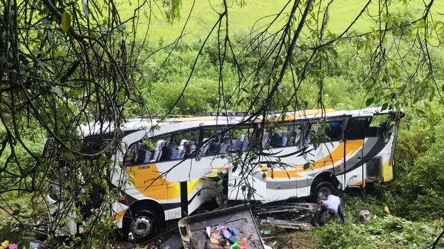 Bus pariwisata terjun bebas ke jurang 15 Meter di Toba.
