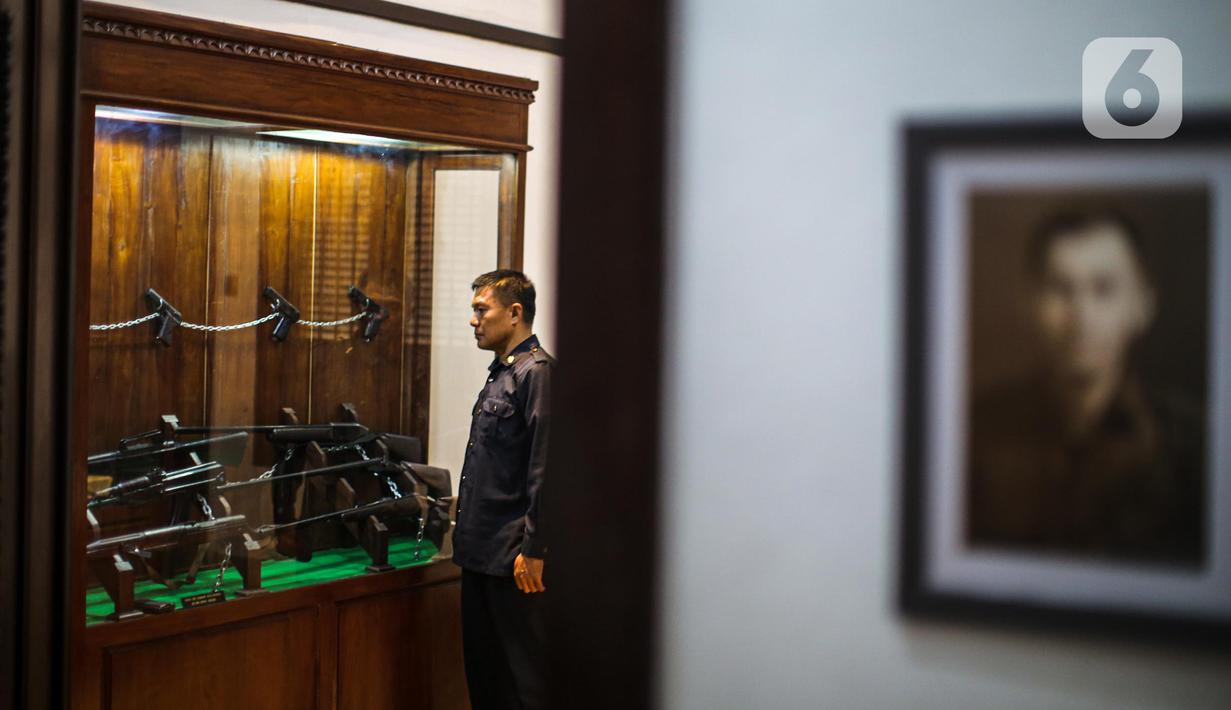 Petugas mengecek diorama di Museum Jenderal Besar DR AH Nasution, Jakarta, Rabu (28/9/2022). Tanggal 1 Oktober diperingati sebagai Hari Kesaktian Pancasila untuk mengenang korban dari peristiwa G30S/PKI yang juga merenggut nyawa putri Jenderal Besar Nasution, Ade Irma Suryani Nasution. (Liputan6.com/Faizal Fanani)