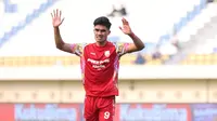 Selebrasi pemain Persis Solo, Ramadhan Sananta setelah mencetak gol kedua timnya ke gawang PSM Makassar pada laga matchday kedua Grup A Piala Presiden 2024 di Stadion Si Jalak Harupat, Soreang, Kabupaten Bandung, Senin (22/7/2024). (Bola.com/Abdul Aziz)