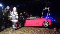 Terjun Bebas, Ferrari Bikin Repot Petugas PMK &amp; Polisi