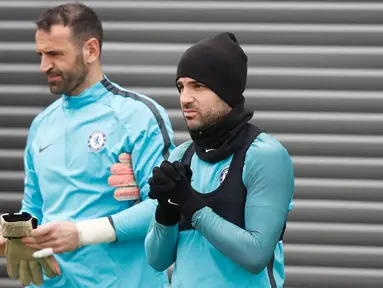 Gelandang Chelsea Cesc Fabregas (kanan) bersiap mengikuti sesi latihan tim di fasilitas latihan Chelsea Cobham di Stoke D'Abernon, London (19/2). Chelsea akan bertanding pada babak 16 besar Liga Champions melawan Barcelona. (AFP Photo/Adrian Dennis)