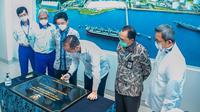 Menteri Perindustrian Agus Gumiwang Kartasasmita menandatangani prasasti Peresmian Perluasan Pabrik PVC (Phase-7) PT Asahimas Chemical di Cilegon, Banten, 13 April 2022. (Dok Kemenperin)