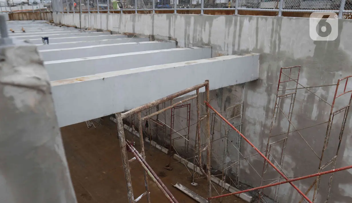 Pekerja menyelesaikan proyek pembangunan Underpass Jalan Dewi Sartika di Depok, Jawa Barat, Selasa (3/1/2023). Proyek yang menghabiskan anggaran sebesar sebesar Rp 108,6 miliar ini diharapkan menjadi solusi dalam mengatasi kemacetan yang kerap terjadi di Jalan Dewi Sartika ke arah Jalan Margonda Raya. (Liputan6.com/Herman Zakharia)