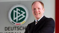 Direktur Teknik DFB, Matthias Sammer tengah berpose di markas besar Asosiasi Sepakbola Jerman tersebut.