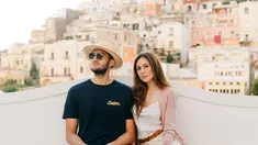 Usai menikmati serunya liburan di Amsterdam, Belanda, kini Wulan Guritno dan Sabda Ahessa membagikan potretnya yang tengah berada di Italia. Dalam momen liburannya ini keduanya pun tampil mesra dalam mengabadikan setiap pemotretannya. Hasil pemotretan keduanya ini pun makin menakjubkan dengan latar belakang kawasan Positano, Amalfi, Italia yang indah. (Liputan6.com/IG/@wulanguritno)