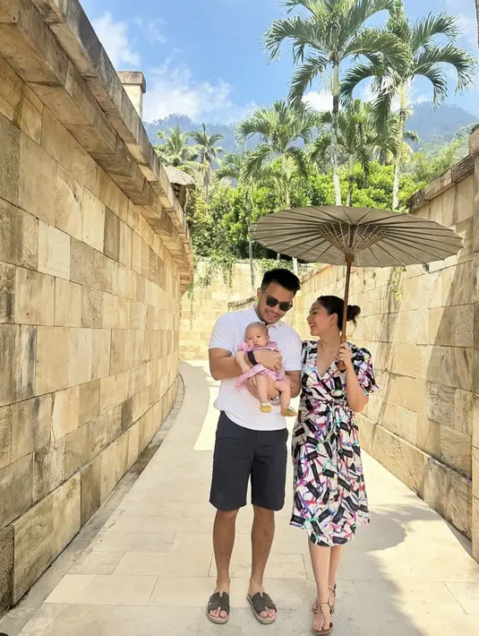 Berlibur musim panas, Jessica Mila terlihat begitu manis dengan dress bergaya abstrak yang dikenakannya. Sang buah hati juga tampil dengan busana pink yang begitu kompak. [Foto: Instagram/ Jessica Mila]