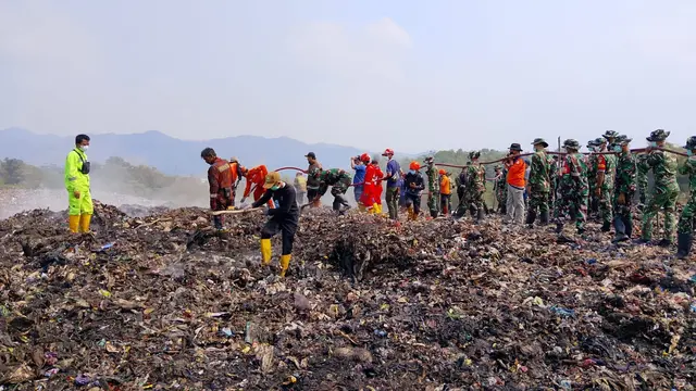 400 Personel Gabungan Diterjunkan Padamkan TPA Cikundul hingga Polisi Usut Dugaan Sabotase