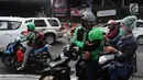 Pengemudi ojek online menerima penumpang di Jakarta, Selasa (19/3). Aturan tersebut adalah Permenhub No.12 tahun 2019 tentang perlindungan keselamatan pengguna sepeda motor yang digunakan untuk kepentingan masyarakat. (Liputan6.com/Herman Zakharia)