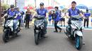 Para petinggi dari Yamaha Indonesia Motor Manufacturing memamerkan motor keluaran terbaru dari Yamaha pada acara pembukaaan Yamaha Cup Race Seri 1 yang bertempat di Sirkuit Puncak Mario, Kabupaten Sidrap, Sulawesi Selatan. (Bola.com/Abdul Aziz)