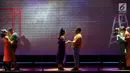 Pemain menghibur penonton pada pertunjukan broadway bertajuk What I Did For Love di Soehanna Hall, Jakarta Selasa (27/8/2019). Untuk pertama kalinya 13 peserta terpilih Indonesia Menuju Broadway yang telah tampil di teater broadway New York menghibut penonton di Jakarta. (Liputan6.com/Fery Pradolo)