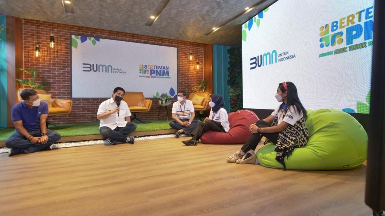 Menteri BUMN, Erick Thohir memberikan secara langsung beasiswa pendidikan kepada Account Officer (AO) Mekaar PNM