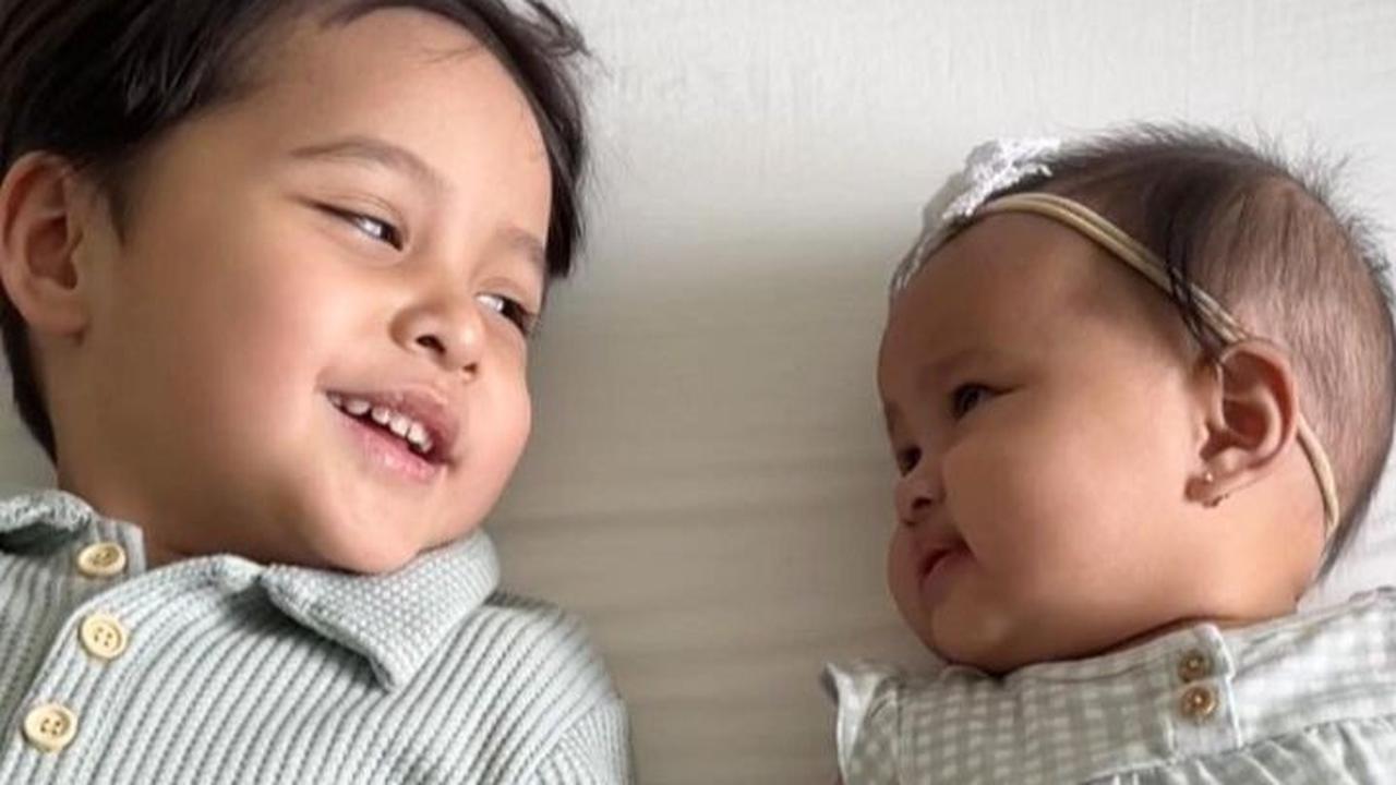 Potret kebersamaan Shafanina dengan sang kakak, Arrasya Bachtiar. Shafanina disebut memiliki wajah yang begitu mirip.