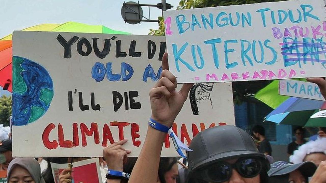 Selama melakukan aksi pawai, peserta pawai Global Climate Strike menggunakan setengah badan jalan untuk berjalan kaki menuju Tugu Proklamasi dari Taman Menteng.