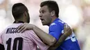 Adu argumen antara dua bomber, striker Palermo Fabrizio Miccoli (kiri) dan striker Sampdoria Antonio Cassano (kanan) dalam lanjutan Serie A yang digelar di Renzo Barbera Stadium, 9 Mei 2010. Skor 1-1. AFP PHOTO / Marcello PATERNOSTRO 