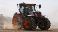 Mengintip Keseruan Marquez dan Pedrosa Mengendarai Traktor 