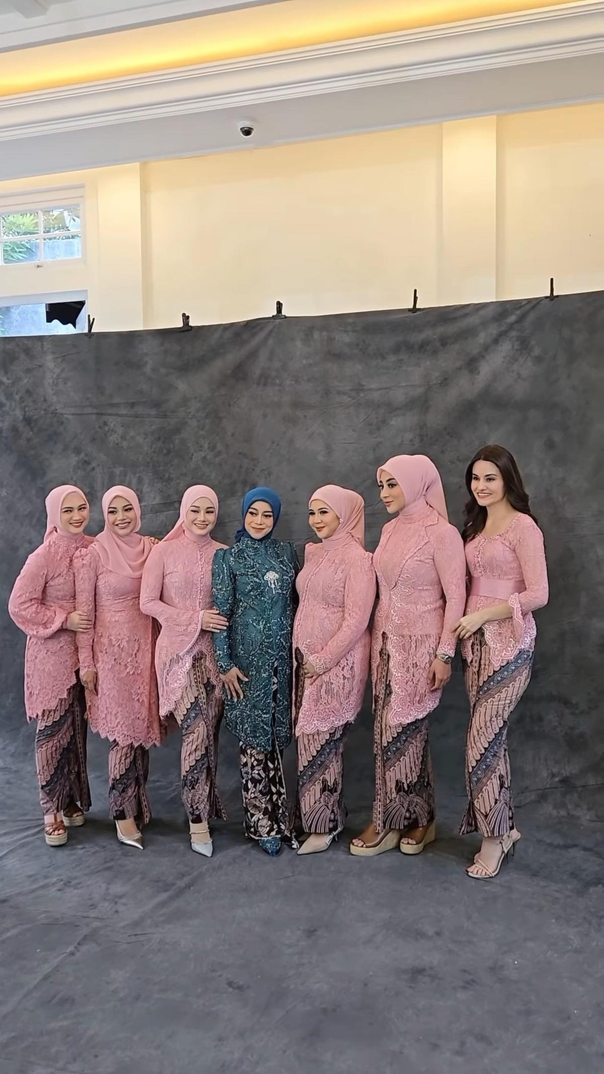 Bestie Till Jannah, 8 Potret Geng Mamayu Jadi Pagar Ayu di Acara Gender Reveal Lesti Kejora - Aurel Hermansyah Hingga Margin Wieheerm Pakai Kebaya Seragam