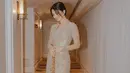 <p>Raline Shah memang memiliki pesona yang tak main-main. Penampilannya berkebaya di sini juga patut disimak. Ia mengenakan kebaya kutu baru bernuansa abu-abu yang penuh payet, dipadu kain wastra bernuansa kuning yang serasi. [Foto: Instagram/ralineshah]</p>