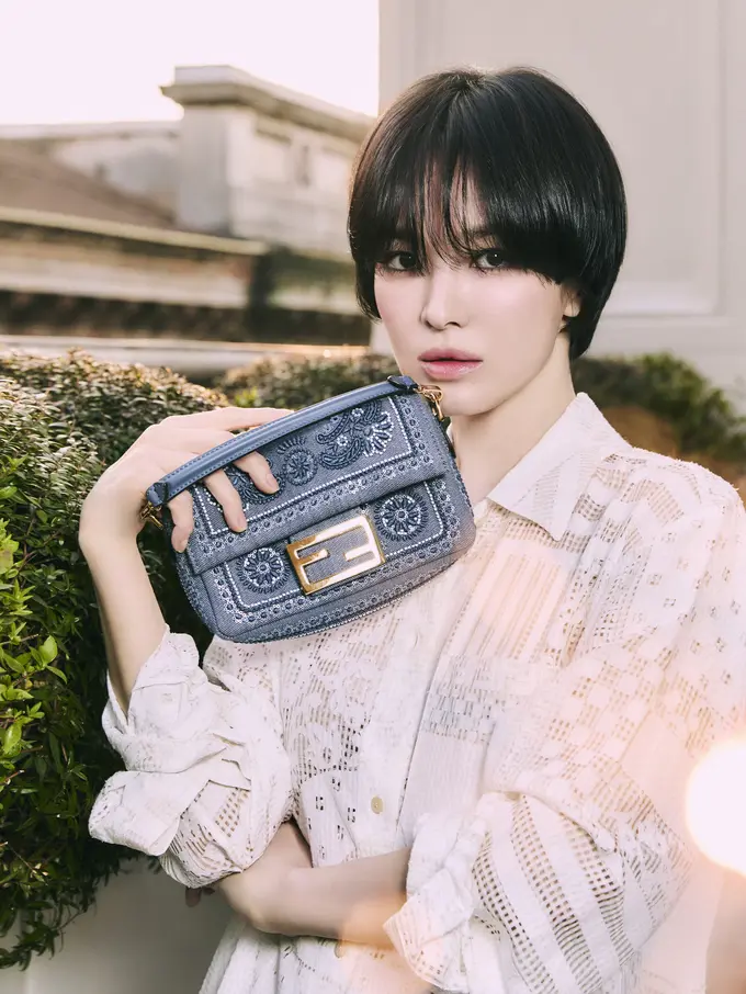 Pesona Awet Muda Song Hye Kyo Tampil dengan Pixie Cut di Kampanye Fendi Summer 2025, Tas Denim Rp49 Juta Jadi Sorotan