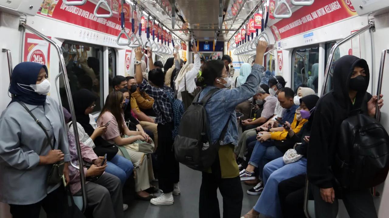 Manager Public Relations LRT Jabodebek, Kuswardoyo mengatakan gangguan yang terjadi pada LRT Cibubur line pagi tadi karena aliran listrik ke kereta terputus.<br>