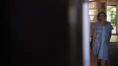 Pia Ortiz yang berusia 60 tahun berpose di rumahnya di komune Central Station Santiago, Chile pada 2 Maret 2021. Pia Ortiz yang kehilangan pekerjaannya karena pandemi COVID-19, sekarang menjahit pakaian dari celana jeans tua untuk jual di pasar. (Martin BERNETTI / AFP)