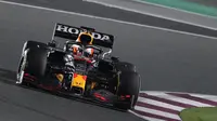 Nasib berbeda dialami oleh rivalnya, Max Verstappen. Pembalap asal Belanda tersebut harus turun lima grid usai mendapatkan penalti. Verstappen mlorot dari posisi kedua menjadi posisi ketujuh karena mengabaikan bendera kuning saat sesi kualifikasi. (AFP/Karim Jaafar)