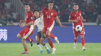 Pemain Timnas Indonesia,&nbsp;Joey Pelupessy (14), Thom Jan Haye (kiri), dan Calvin Verdonk (kanan) berebut bola dengan&nbsp;pemain China, Cao Yongjing, dalam laga Kualifikasi Piala Dunia 2026 zona Asia di Stadion Utama Gelora Bung Karno (SUGBK) Senayan, Jakarta, Kamis (5/6/2025). (Bola.com/M. Iqbal Ichsan)