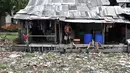 Aktivitas warga di pinggiran Kali Pisang Batu yang dipenuhi sampah, Tarumajaya, Bekasi, Jawa Barat, Rabu (9/1). Warga tetap melakukan aktivitas meski bau tak sedap menghantui mereka akibat tumpukan sampah di kali tersebut. (Merdeka.com/Iqbal S. Nugroho)