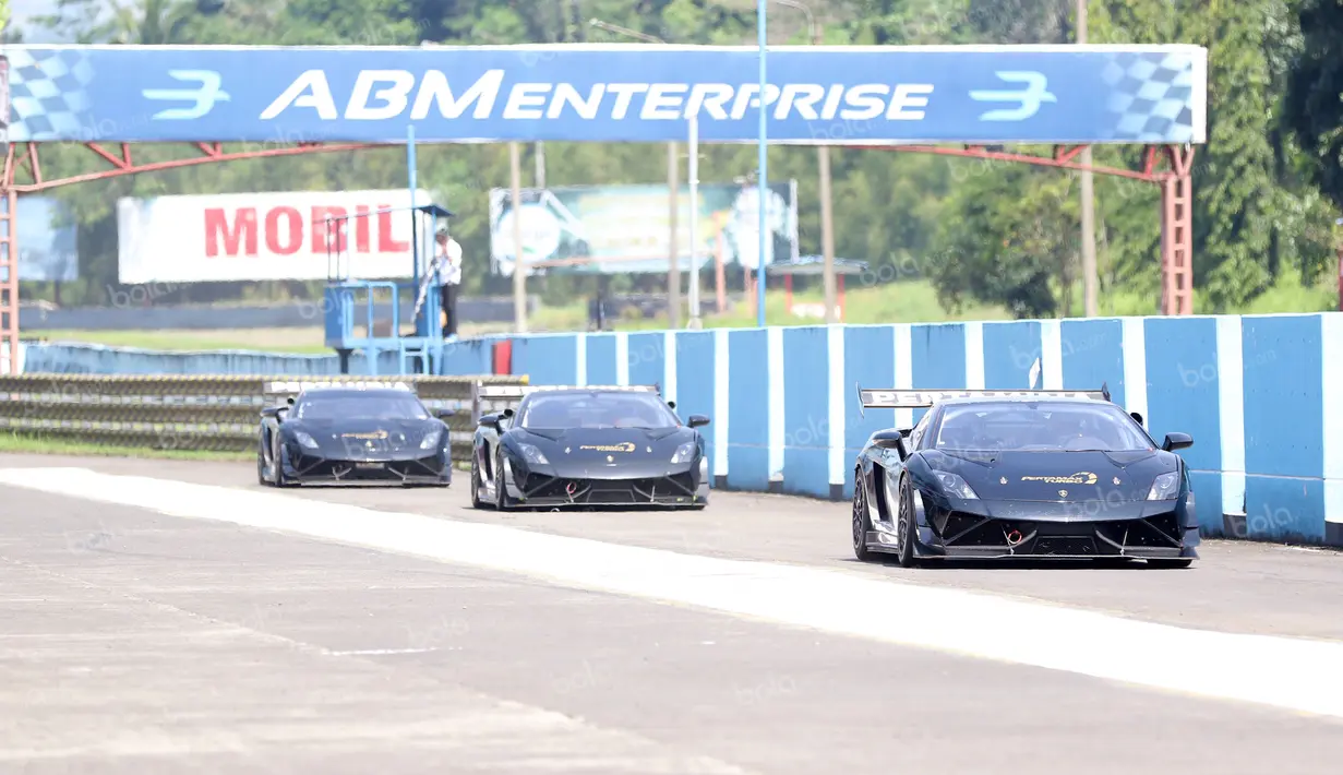Tiga pebalap GP2 Campos Racing tengah memacu Lamborghini pada ajang Taxi Ride di Sirkuit Sentul, Bogor, Selasa (2/8/2016). (Bola.com/Nicklas Hanoatubun)