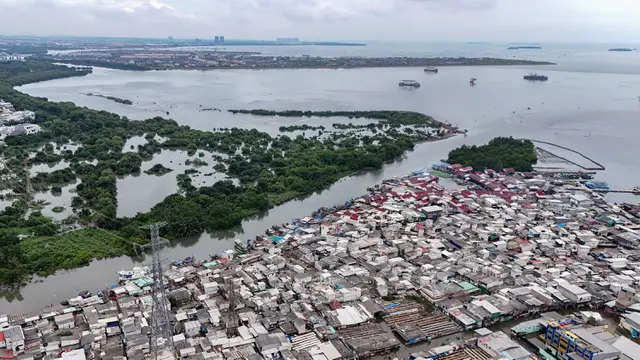 Pemandangan Udara Pesisir Jakarta yang Terendam Banjir Rob