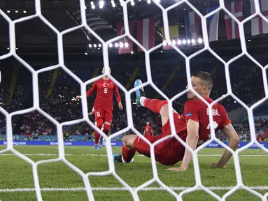 Gol bunuh diri bek Turki, Merih Demiral yang mengawali kekalahan telak 0-3 dari Italia memang menjadi yang pertama kali sepanjang sejarah laga Pembuka Piala Eropa. Namun secara keseluruhan, gol tersebut menjadi kali ke-10 yang terjadi sepanjang sejarah Euro. (Foto: LaPresse via AP/Alfredo Falcone)