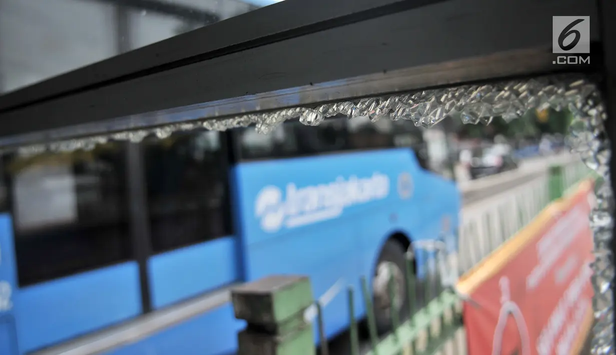 Kondisi kaca pecah di Halte Transjakarta Pasar Rumput, Manggarai, Jakarta, Minggu (3/2). Tawuran antarwarga menyebabkan Halte Transjakarta Pasar Rumput rusak akibat terkena lemparan batu. (Merdeka.com/Iqbal Nugroho)