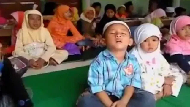 6 Potret Bocah Tahan Kantuk Ini Ekspresinya Lucu Banget