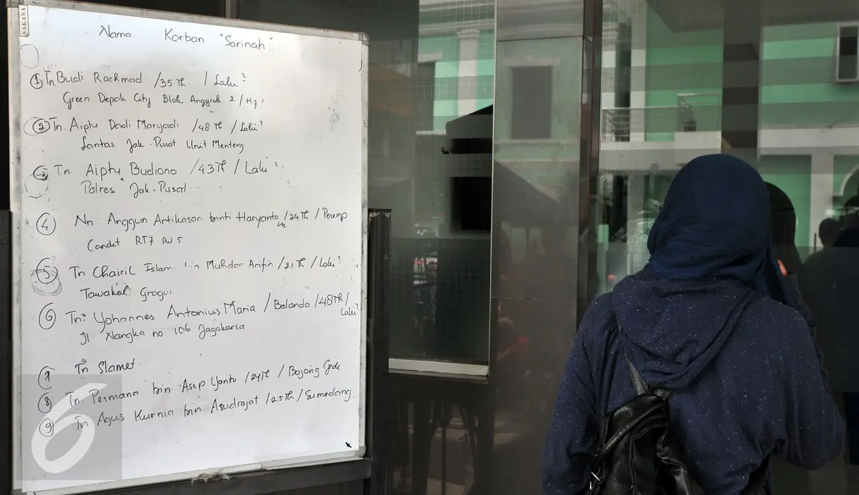 Daftar nama korban tertulis di papan, RSPAD, Jakarta, Kamis (14/1/2016). Warga negara asing juga menjadi korban dalam serangan bom di Sarinah tersebut. (Liputan6.com/Yoppy Renato)