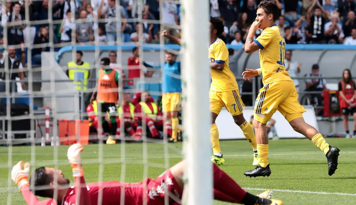 Paulo Dybala (kanan) saat merayakan gol ke gawang Sassuolo  pada lanjutan Serie A di  Stadio Citta del Tricolore, Reggio Emilia, Italia (17/9/2017). Juventus menang 3-1.  (Elisabetta Baracchi/ANSA via AP)