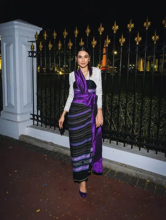 Mikha memadukan kebaya kutubaru klasik berwarna putih dengan bustier dari wastra, diteruskan dengan kain sebagai rok panjang dari kain yang serasi. Bukankah penampilan keduanya memang luar biasa, Sahabat FIMELA? [Foto: Instagram/miktambayong]