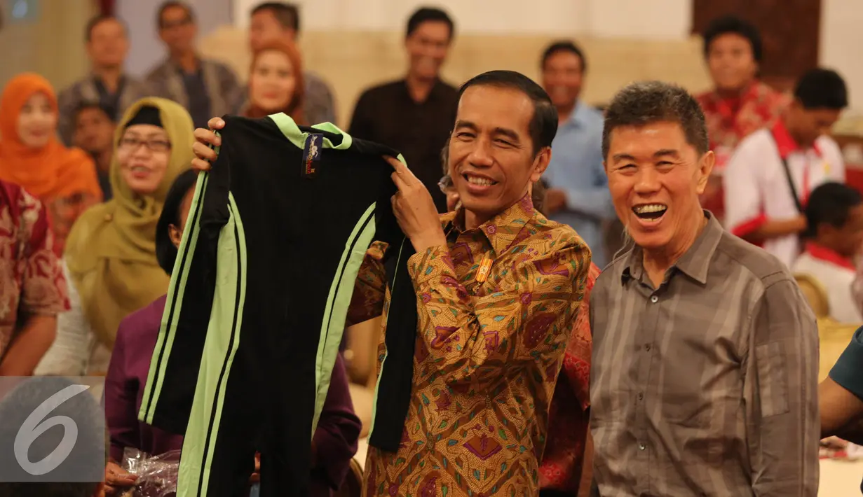 Presiden Joko Widodo mengundang perwakilan pedagang dari sejumlah pasar di Jakarta di Istana Negara, Jakarta, Kamis (3/9/2015). Jokowi mendapat baju renang dari pedagang. (Liputan6.com/Faizal Fanani) 