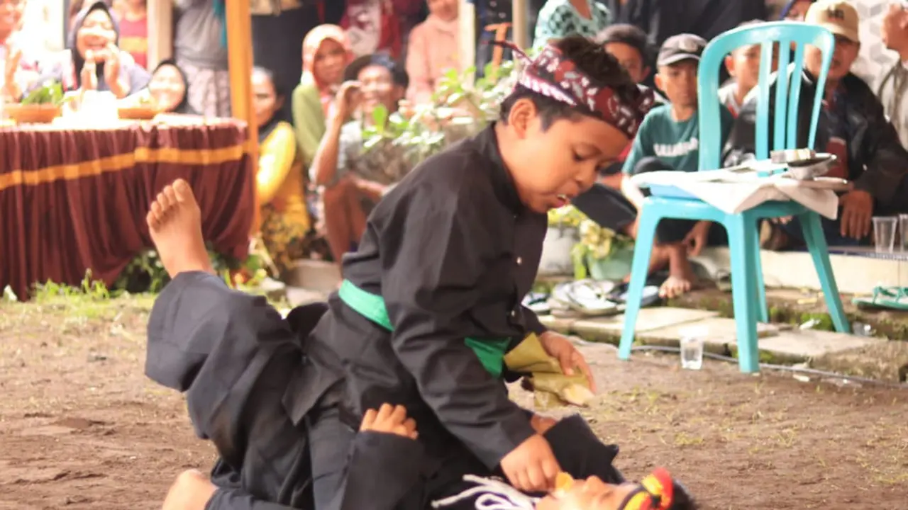 Antraksi Pencak Sumping di Dusun Mandaluko..